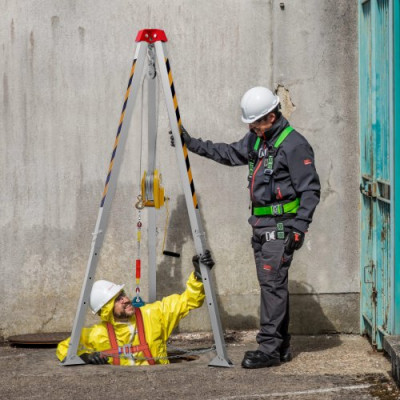 VEVOR Kit de trípode para espacios confinados, trípode de rescate de 1800 lbs, patas de 1,34 a 2,15 m, cable de 30 m, protección contra caídas de 32,8', arnés, bolsa de almacenamiento